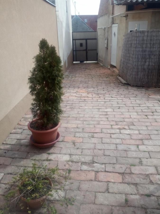 Start Apartmanok Pécs Esterno foto