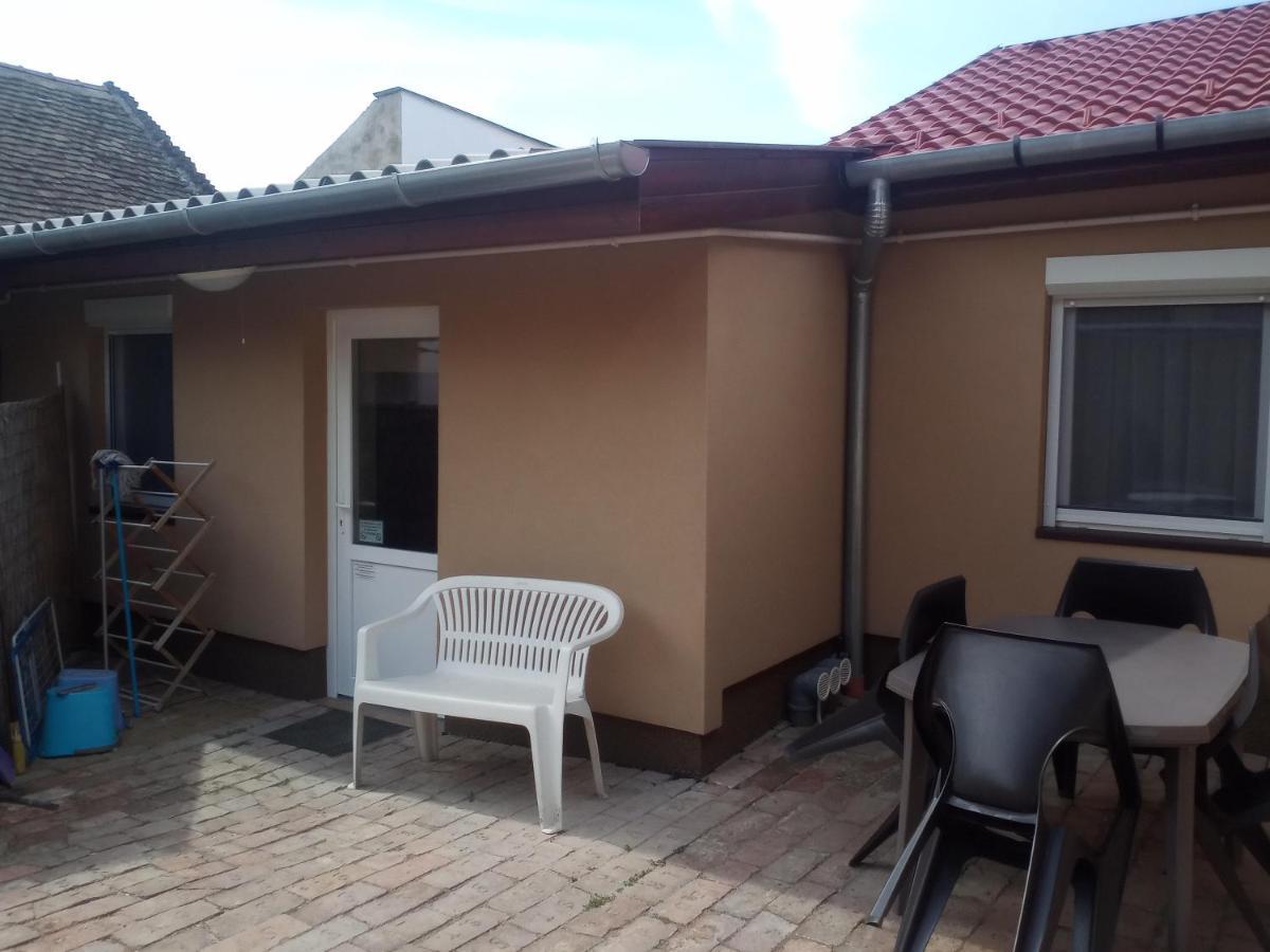 Start Apartmanok Pécs Esterno foto
