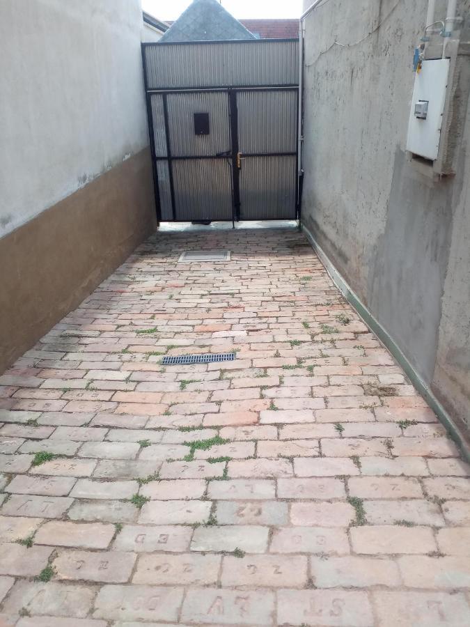 Start Apartmanok Pécs Esterno foto