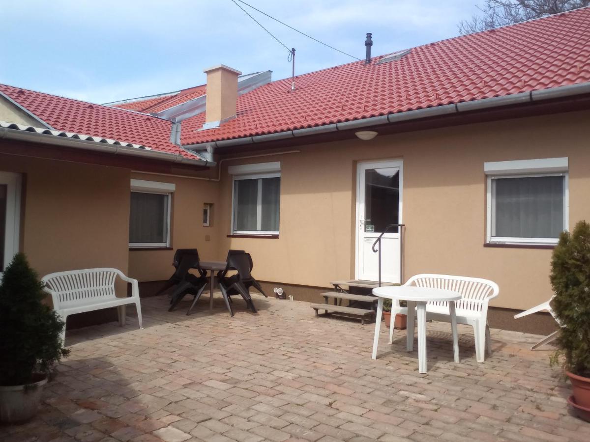 Start Apartmanok Pécs Esterno foto