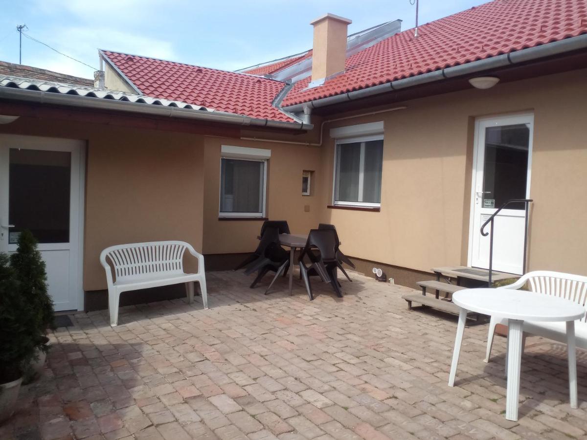 Start Apartmanok Pécs Esterno foto