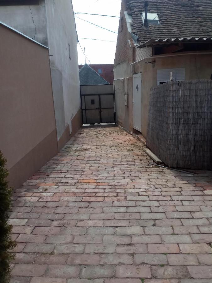 Start Apartmanok Pécs Esterno foto