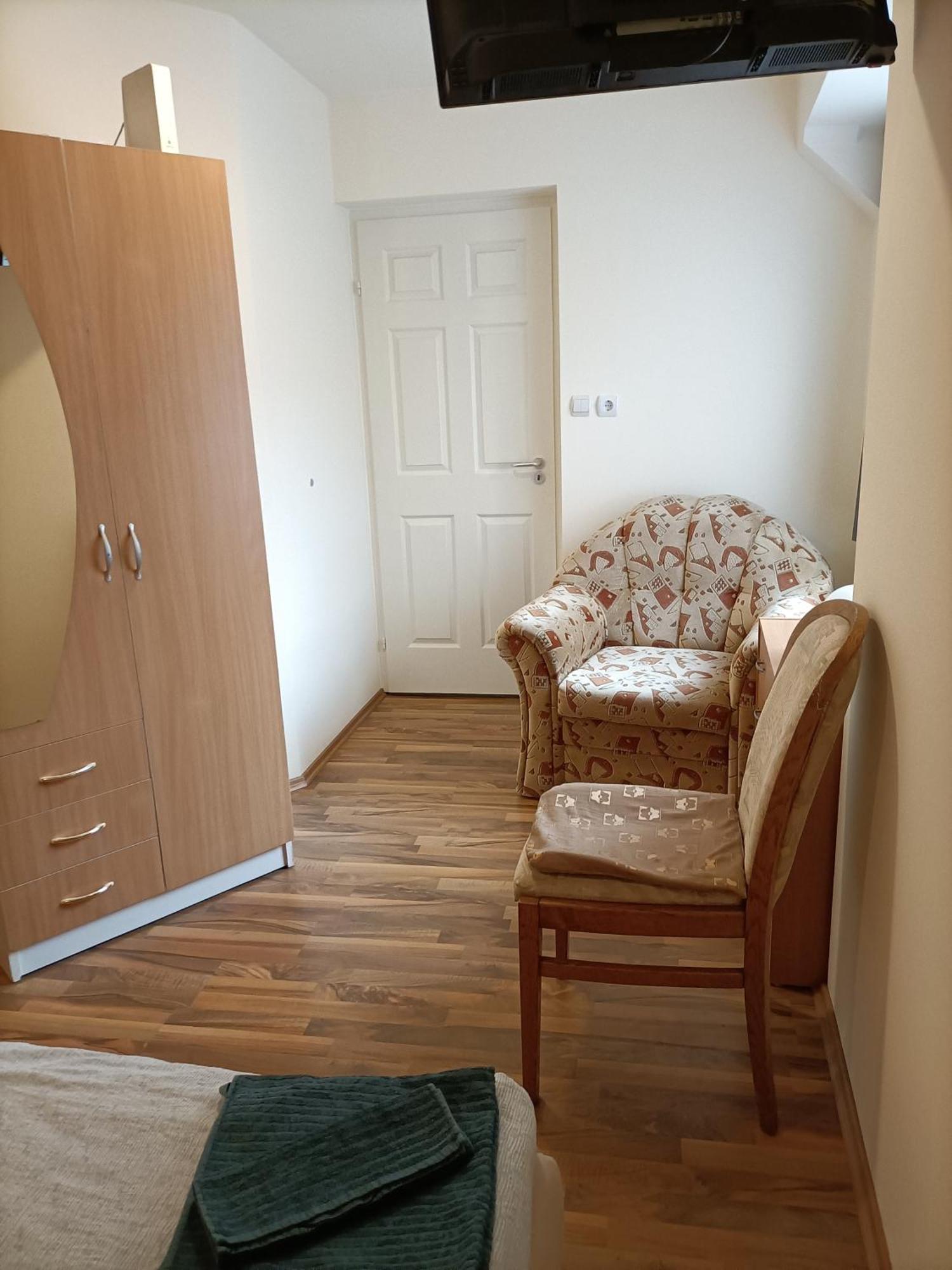 Start Apartmanok Pécs Esterno foto