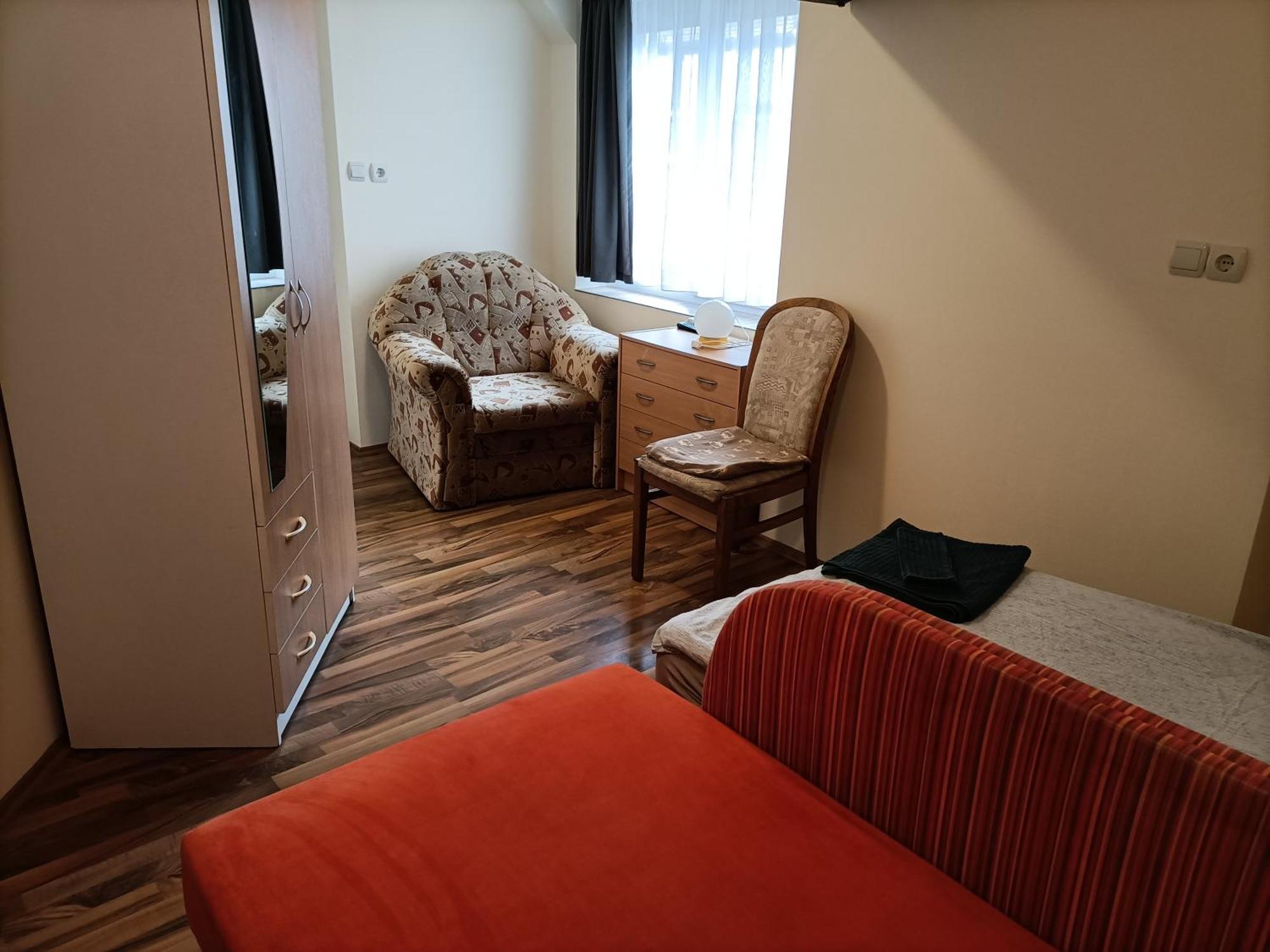Start Apartmanok Pécs Esterno foto